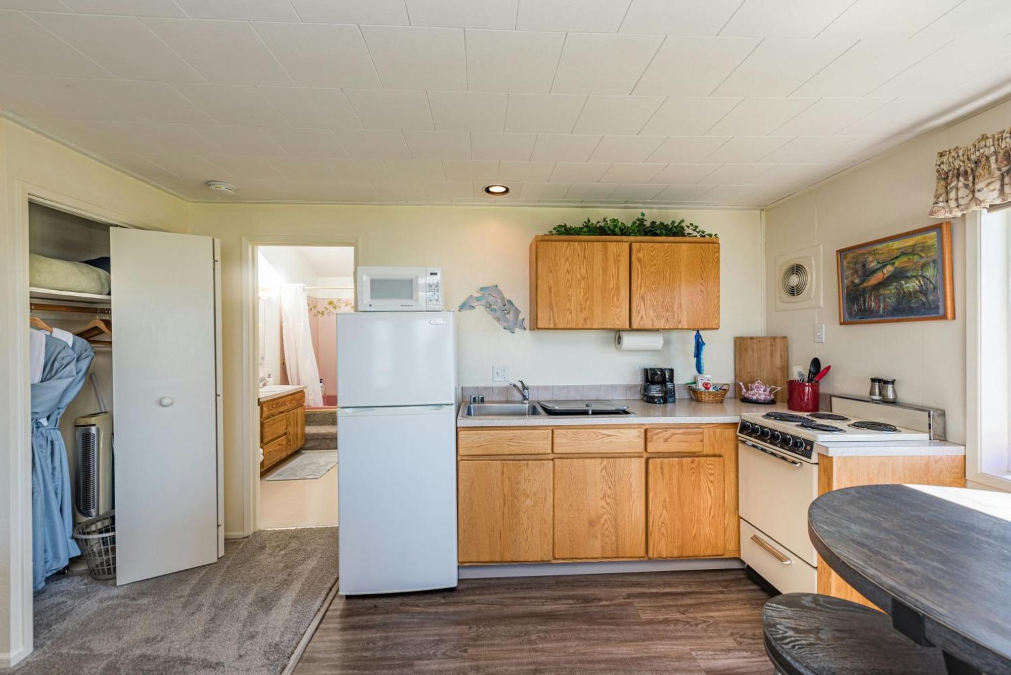 Juan De Fuca Waterfront Hotel & Cottages Sequim Exterior photo