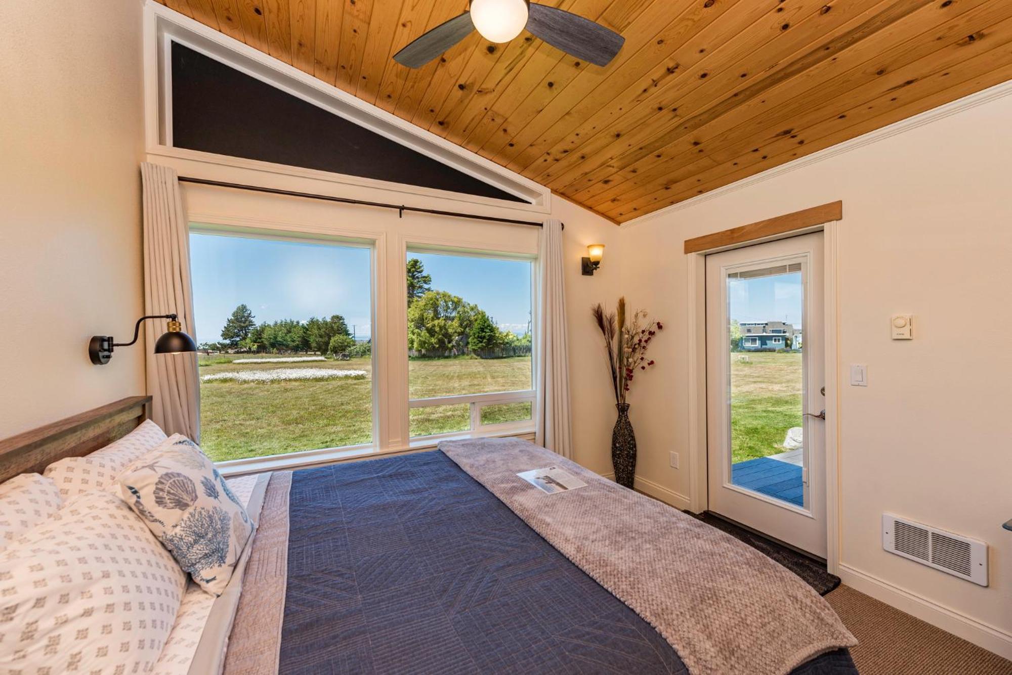 Juan De Fuca Waterfront Hotel & Cottages Sequim Exterior photo