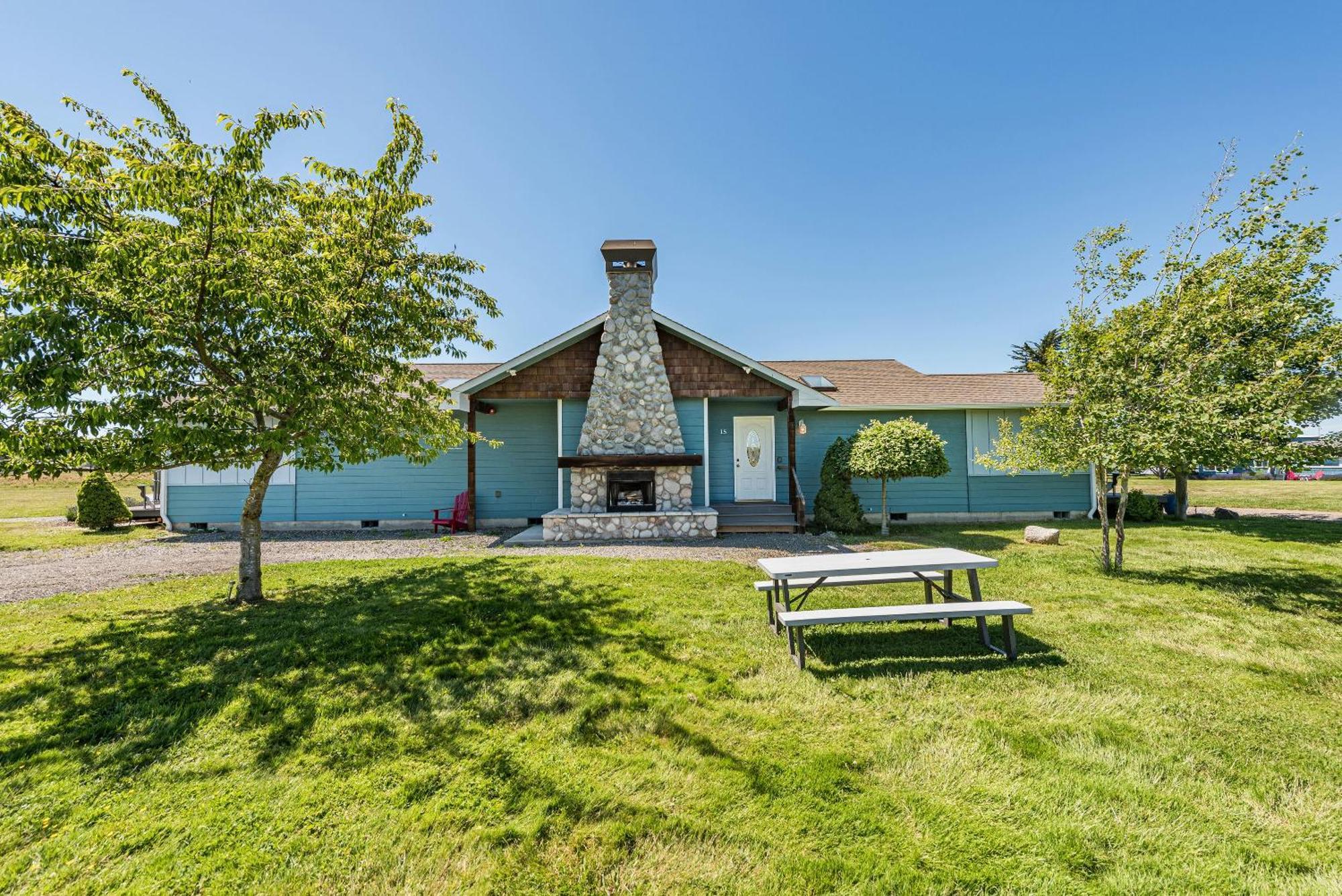Juan De Fuca Waterfront Hotel & Cottages Sequim Exterior photo